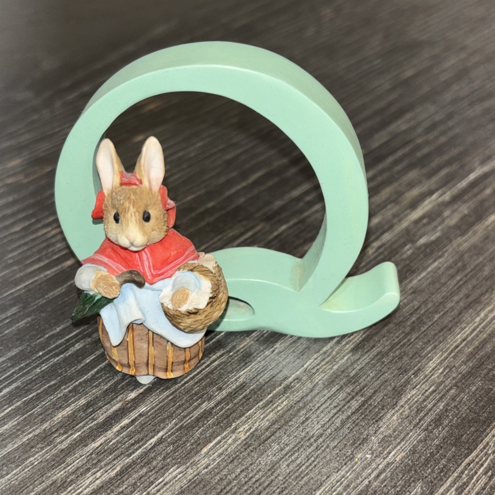 BEATRIX POTTER-Q-MRS. RABBIT LETTER FIGURINE‎ A5009 Enesco Ltd